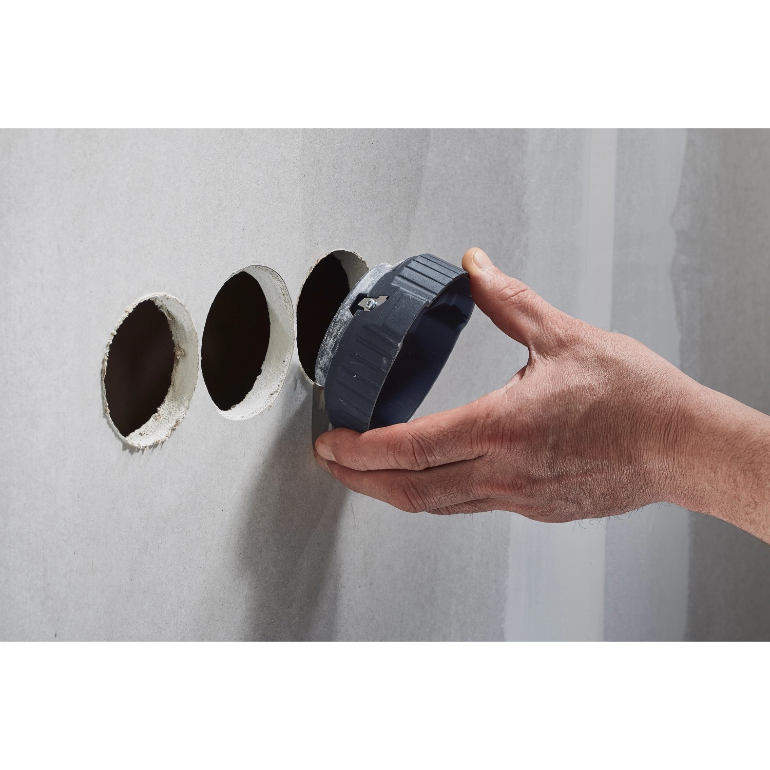 Wolfcraft Lochrandsenker Ø 68 mm für Gipskarton im Einsatz an einer Wand mit Bohrlöchern.