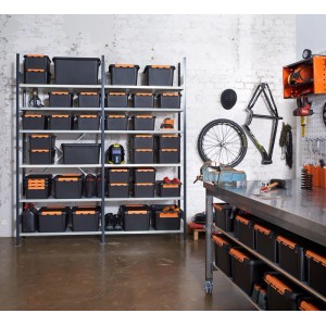 Schwarze SmartStore Aufbewahrungsbox Pro 31 l im Regal, robuste Kunststoffbox für Werkstatt und Lager.