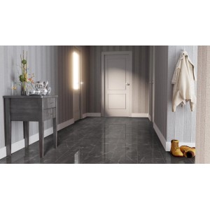 Verlegtes Jangal Laminat 8 mm Marmor Grau im Flur mit Möbeln und Dekoration.