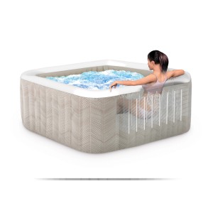 Intex Whirlpool PureSpa Chevron Deluxe, creme-braun, quadratisch, mit Person im Wasser.