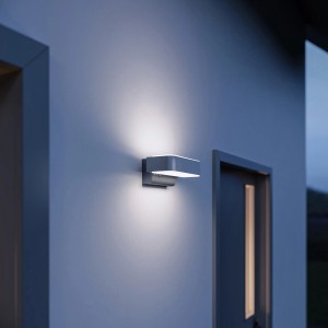 Moderne Steinel LED Außenleuchte L 810 SC in Anthrazit mit Up- und Downlight Effekt an Hauswand.
