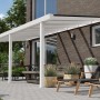 Weiße Terrassenüberdachung Basic mit Glasdach, 600x300 cm, montiert an Hauswand.