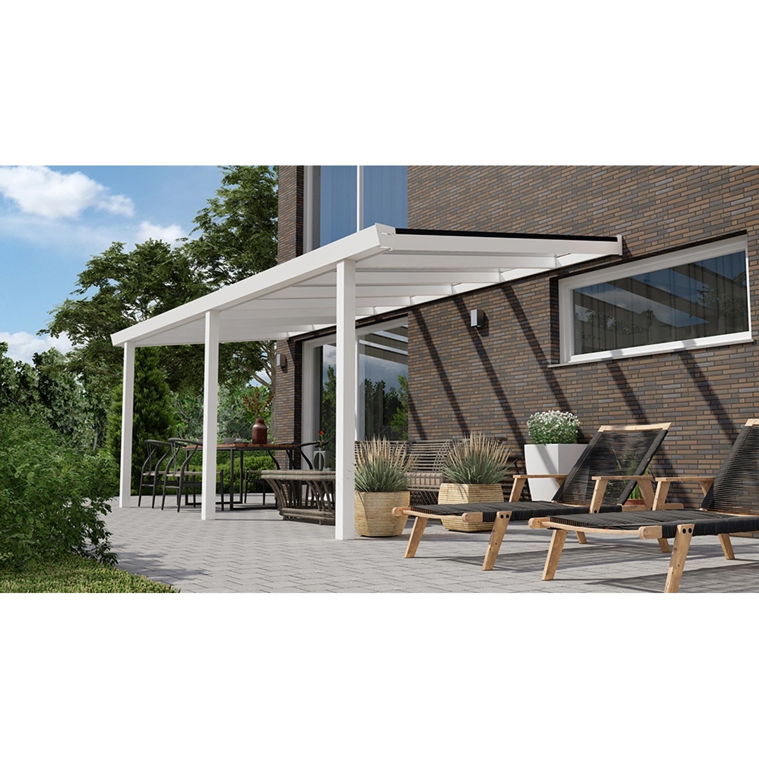 Weiße Terrassenüberdachung Basic mit Glasdach, 600x300 cm, montiert an Hauswand.