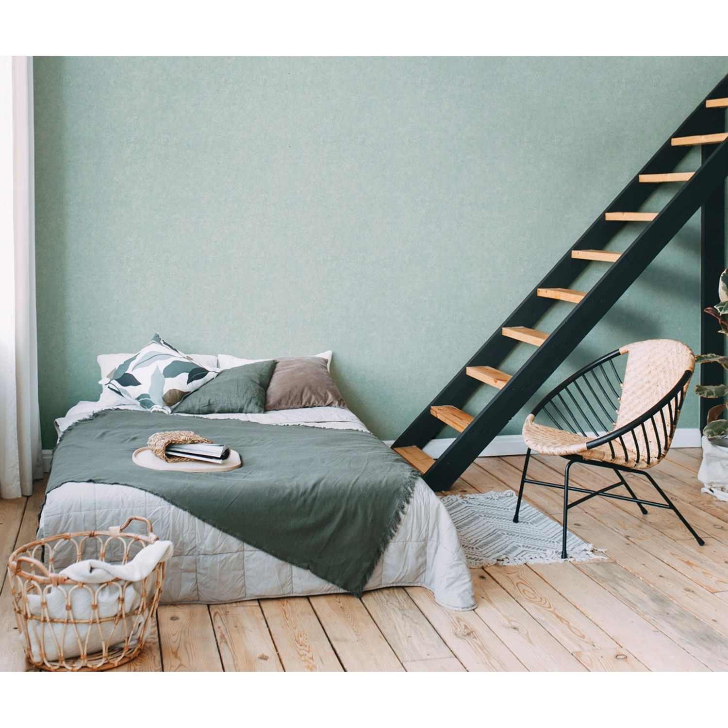 Helles Schlafzimmer mit hellgrüner AS-Creation Vliestapete in Putzoptik.