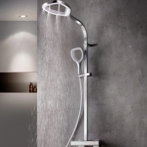 Breuer Duscharmatur Aquamaxx Splash Weiß mit Kopf- und Handbrause unter laufendem Wasser.