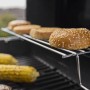Weber Gasgrill E-210 Spirit: Burgerbrötchen und Maiskolben auf dem Grill.