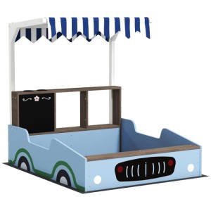 Blauer Sandkasten in Autoform aus Holz mit gestreiftem Vordach, Tafel und Sitzbänken für Kinder.