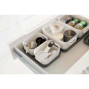 Weiße SmartStore Compact XS Aufbewahrungsboxen im Schubfach, gefüllt mit Küchenutensilien und Gewürzen.