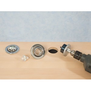 LUX Lochsäge-Set, 9-teilig, im Einsatz mit Bohrmaschine zum Erstellen einer Bohrung.