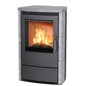 Schwarzer Fireplace Küchenofen Meltemi Speckstein 8 kW mit Flammen im Brennraum.