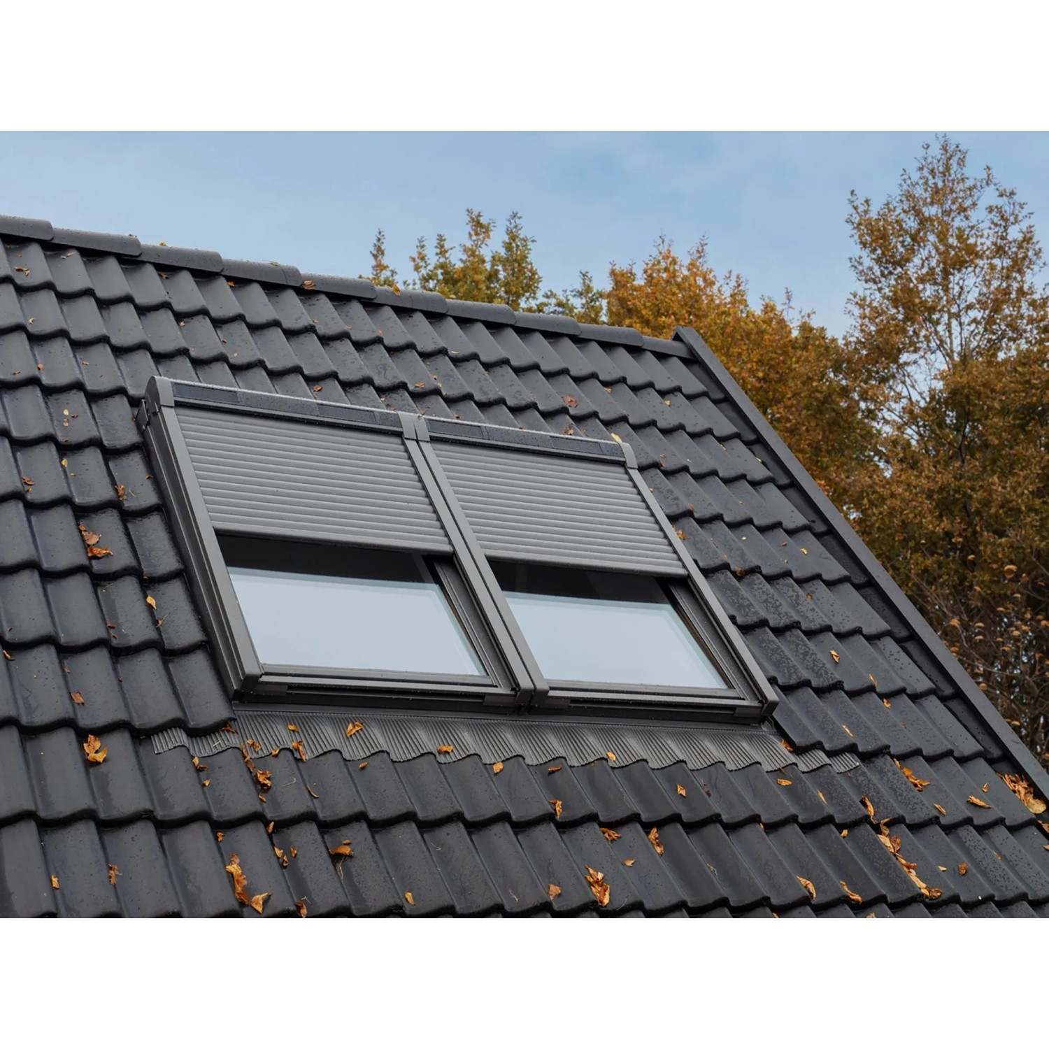 Solar Rollladen CK02 Alu für Dachfenster, teilweise geöffnet, auf dunklem Dach.
