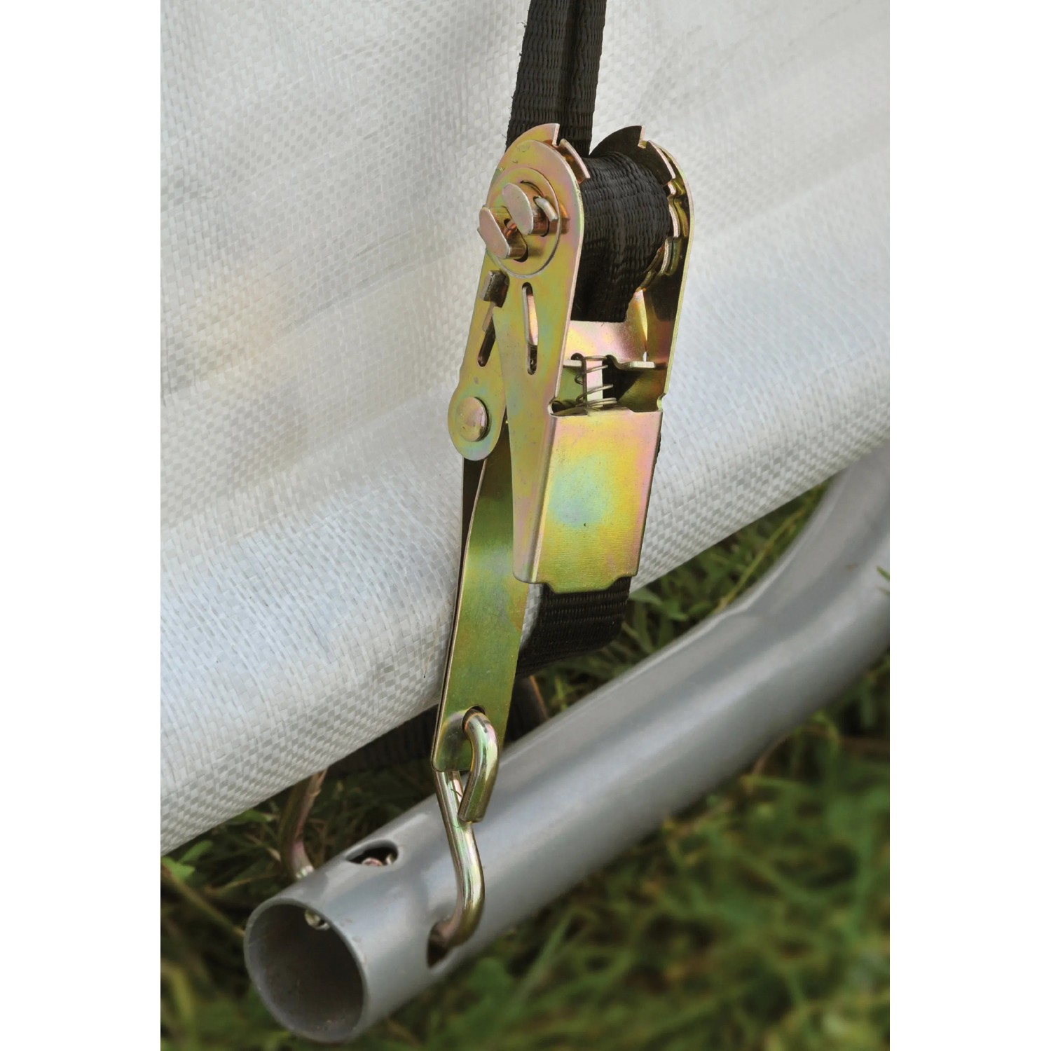 Detailaufnahme: Spanngurt am ShelterLogic Foliengerätehaus, zur Befestigung der Plane am Gestänge.