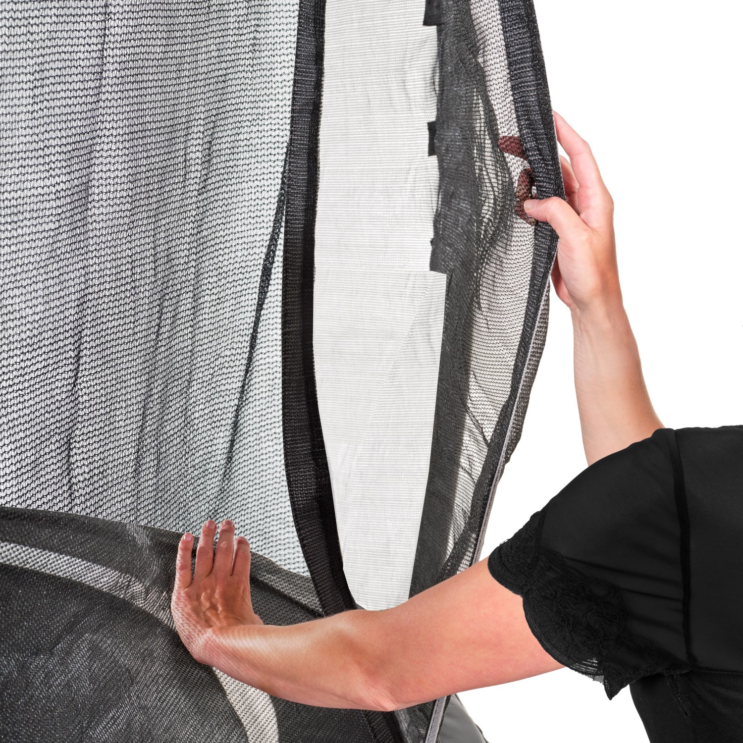 Detailaufnahme des Sicherheitsnetzes vom schwarzen EXIT Allure Classic Bodentrampolin (Ø 366 cm).