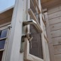 Detailaufnahme: Tür mit Griff und Schlüssel des Weka Holz-Gartenhauses Taro C.