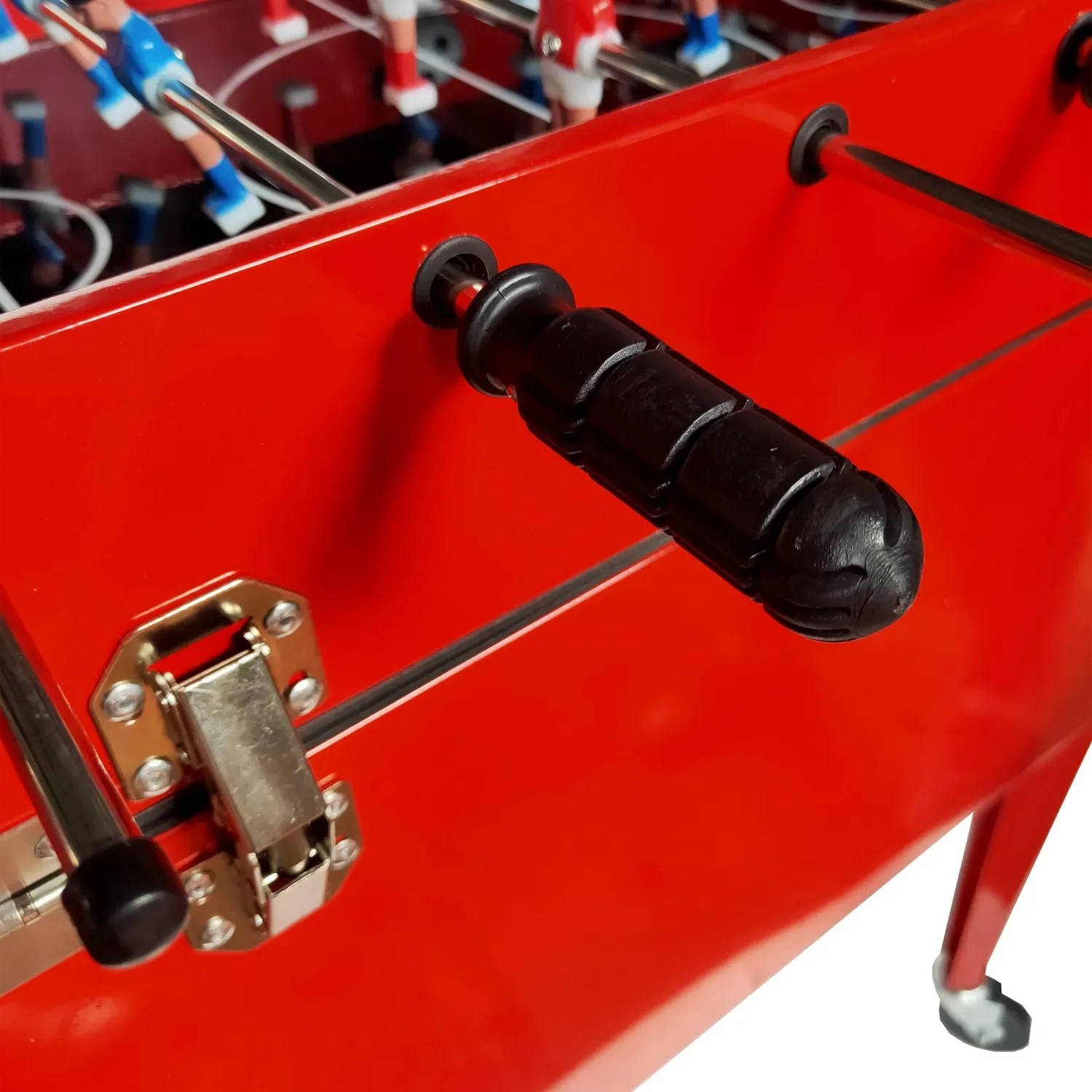 Detailaufnahme: Roter Axi Kühlwagen mit Tischfußball, Griff und Spielfiguren.