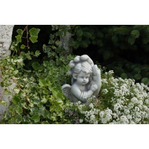 Grabdekoration: Weißer Engel in Hand, Beton, für den Garten oder Friedhof.
