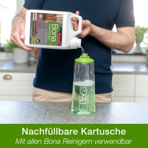 Bona Premium Spray Mop: Nachfüllen der Kartusche mit Reiniger für Hartböden.