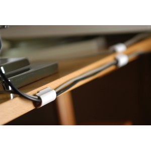 Tesa Powerstrips Kabel Clips (5 Stk.) in Weiß fixieren Kabel an einem Tisch.