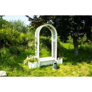 Weiße KHW Gartenbank Brüssel mit Rundbogen und integrierten Pflanzkästen im Garten.