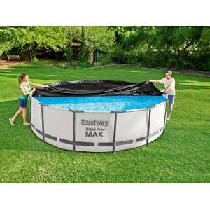 Bestway Flowclear Poolabdeckung (Ø 457 cm) wird von zwei Personen auf einen Pool aufgelegt.