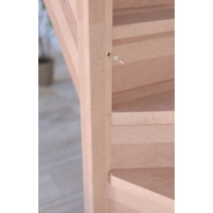 Detailaufnahme der StarWood Treppe Rhodos aus Buche, gewendelt, mit Holzstäben.