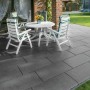 Diephaus Terrassenplatten Finessa in Schwarz-Basalt, 80x40 cm, auf einer Terrasse mit Gartenmöbeln.