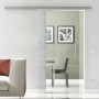 Moderne Levidor Glasschiebetür aus Klarglas mit Edelstahl-Stangengriff und Schienensystem, als eleganter Raumteiler.