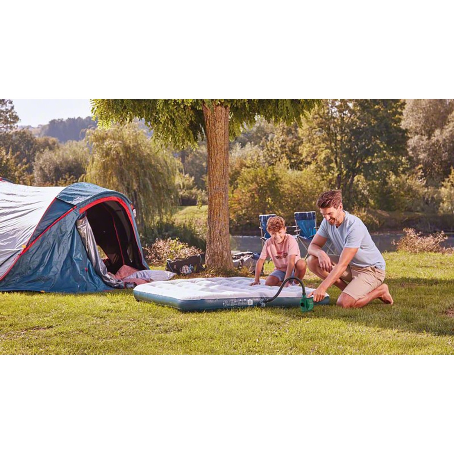 Bosch EasyInflate 18V-500 Akku-Luftpumpe beim Aufpumpen einer Luftmatratze neben einem Zelt.