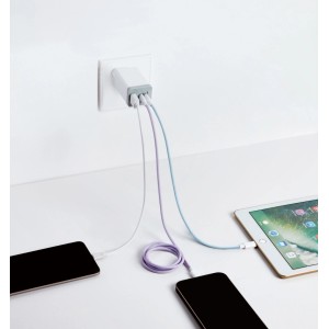 Weißes 65W USB-C/A Schnellladegerät mit drei Geräten (Smartphone, Tablet, etc.) verbunden.