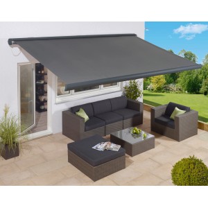 Anthrazitfarbene OBI Kassettenmarkise Fabiona mit LED, 400x250 cm, montiert über einer Terrassengarnitur.