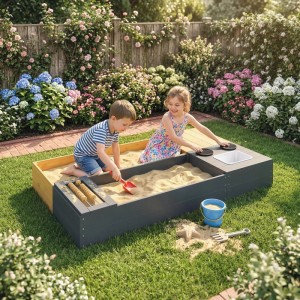 AIYAPLAY Holz-Sandkasten, L-förmig, mit Spüle, Herd und Stauraum. Kinder spielen im Garten.