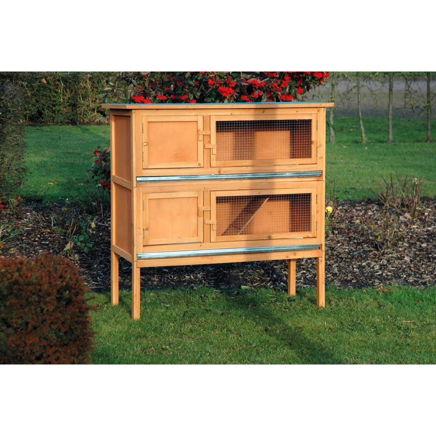 Dobar Kleintierstall aus Holz mit 2 Etagen, Fronttüren und Gitterfenstern im Garten.