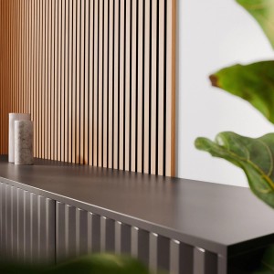 Denpanels Abschlussleiste in Schwarz/Eiche: Paneel Zubehör für stilvolle Wandabschlüsse.