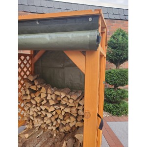Honigbraunes Kaminholzlager aus Kiefernholz mit Wetterschutz-Vorhängen, gefüllt mit Holz.