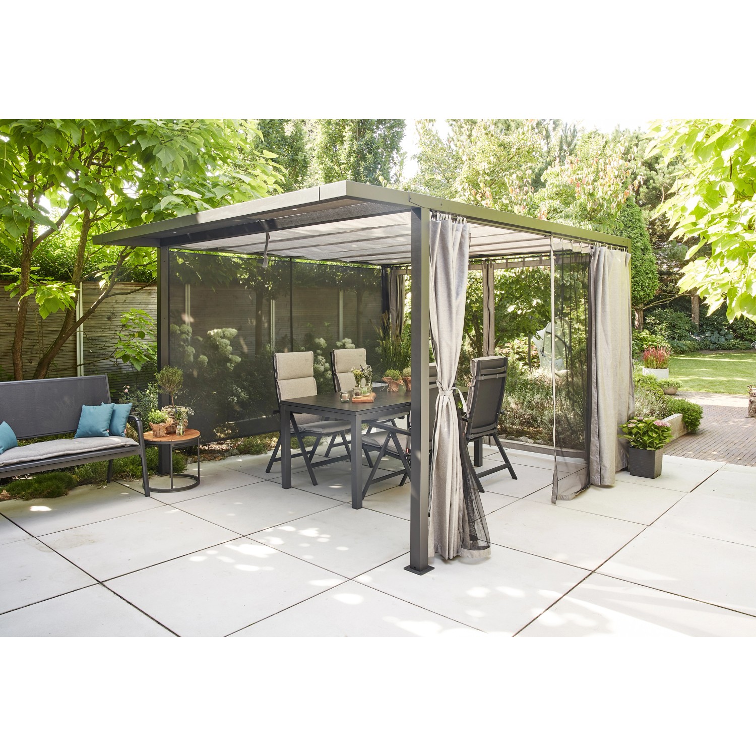 Siena Garden Pergola Schattenmanufaktur 315x315x218 cm, anthrazitfarbenes Aluminiumgestell mit Tisch und Stühlen.