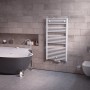 Weißer Ximax Badheizkörper Alpha (825x500 mm) mit Mittenanschluss im Badezimmer.