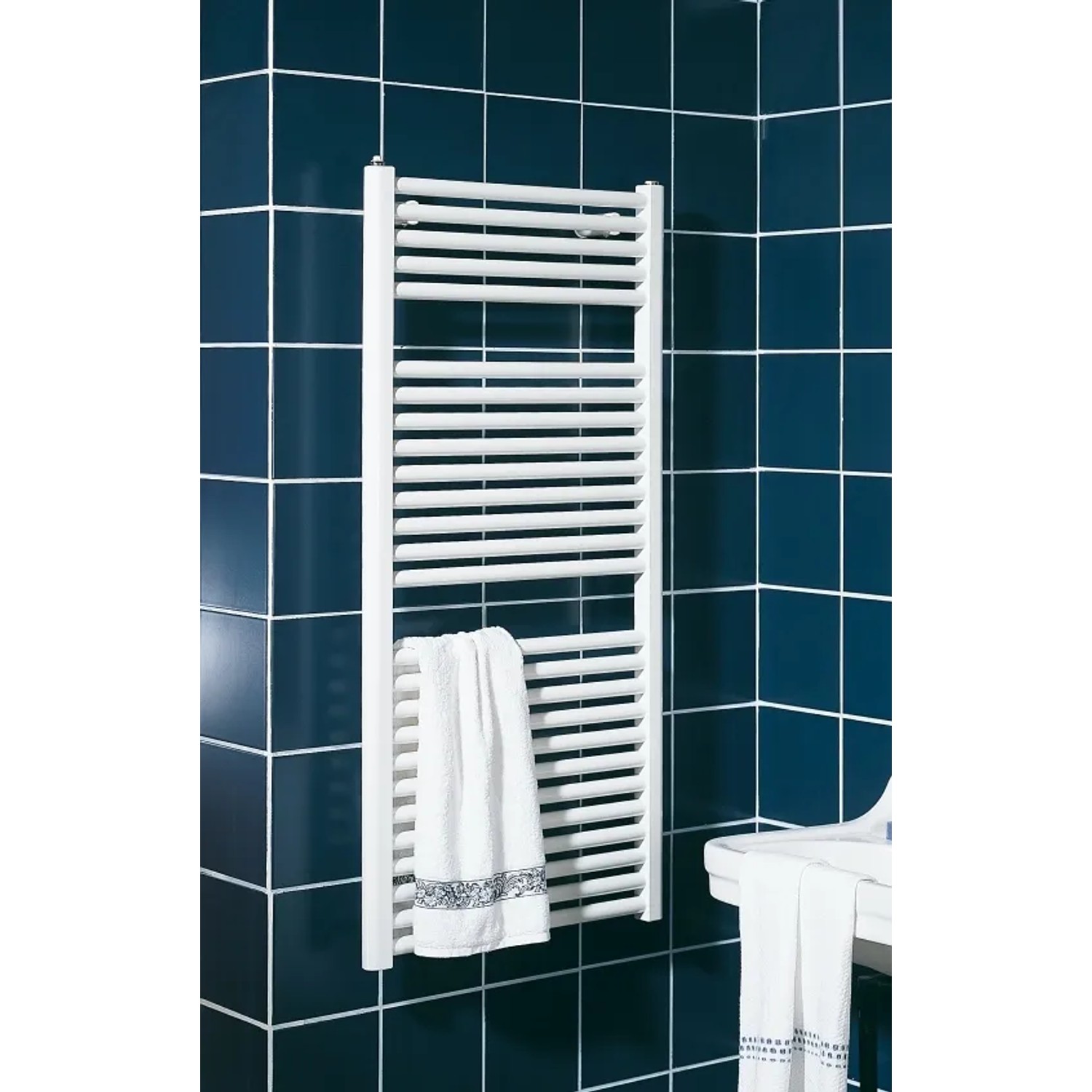 Weißer Schulte Design-Heizkörper Köln mit Handtuchhalter im Badezimmer.
