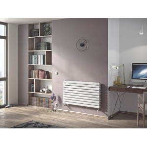 Weißer Ximax Raumheizkörper Fortuna Duplex Horizontal (584x1000 mm) an Wand montiert.