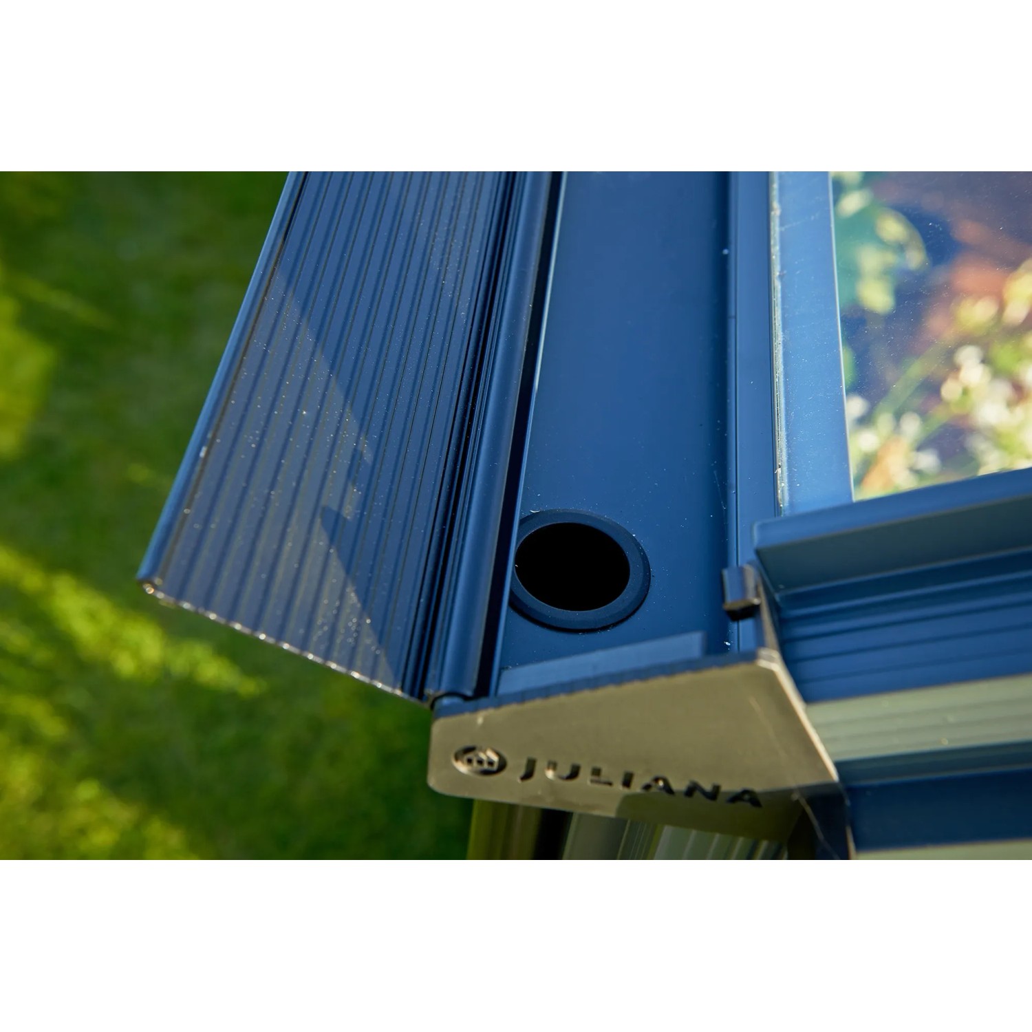 Detailaufnahme Juliana Premium 8 Gewächshaus Anthrazit: Regenrinne und Dachfenster.