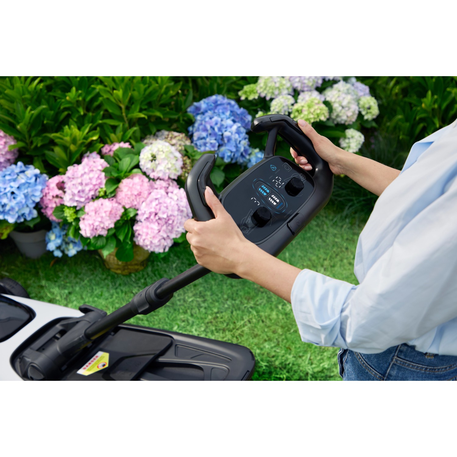 Litheli Akku-Rasenmäher EasySurge mit SurgePanel Steuerung und Akkus im Einsatz.