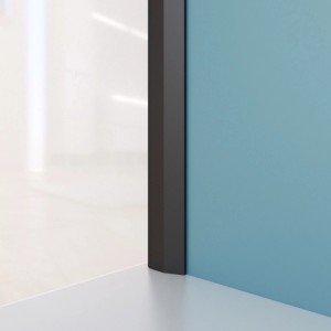 Schwarzes Aurlane Abschlussprofil aus Aluminium für Duschrückwände, elegant in einer Ecke montiert.