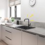Grohe QuickFix Spültischarmatur Start, Schwarz, in moderner Küche mit Spüle.