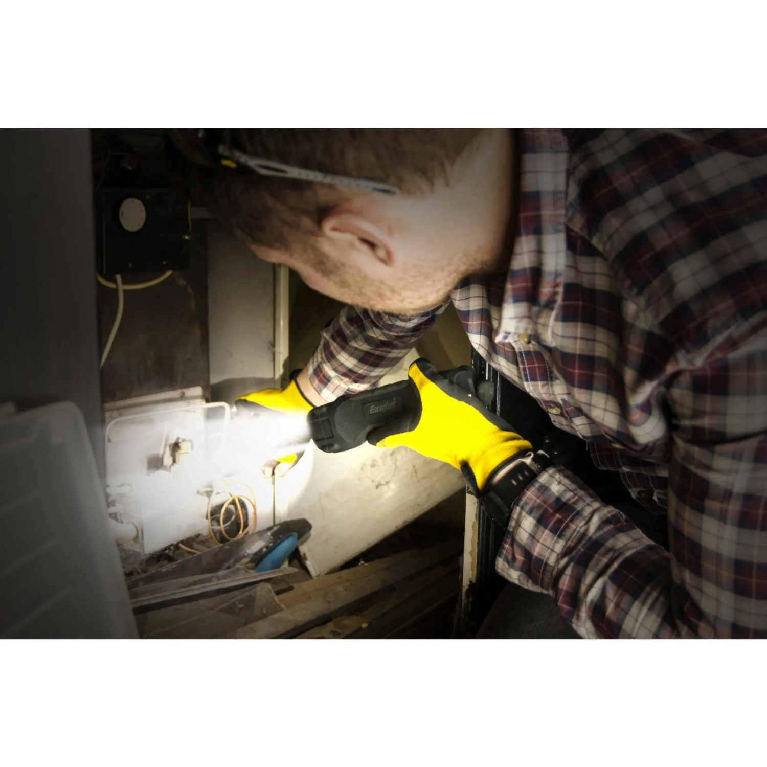 Mann nutzt Energizer Hardcase Project Plus Arbeitslampe zur Ausleuchtung.