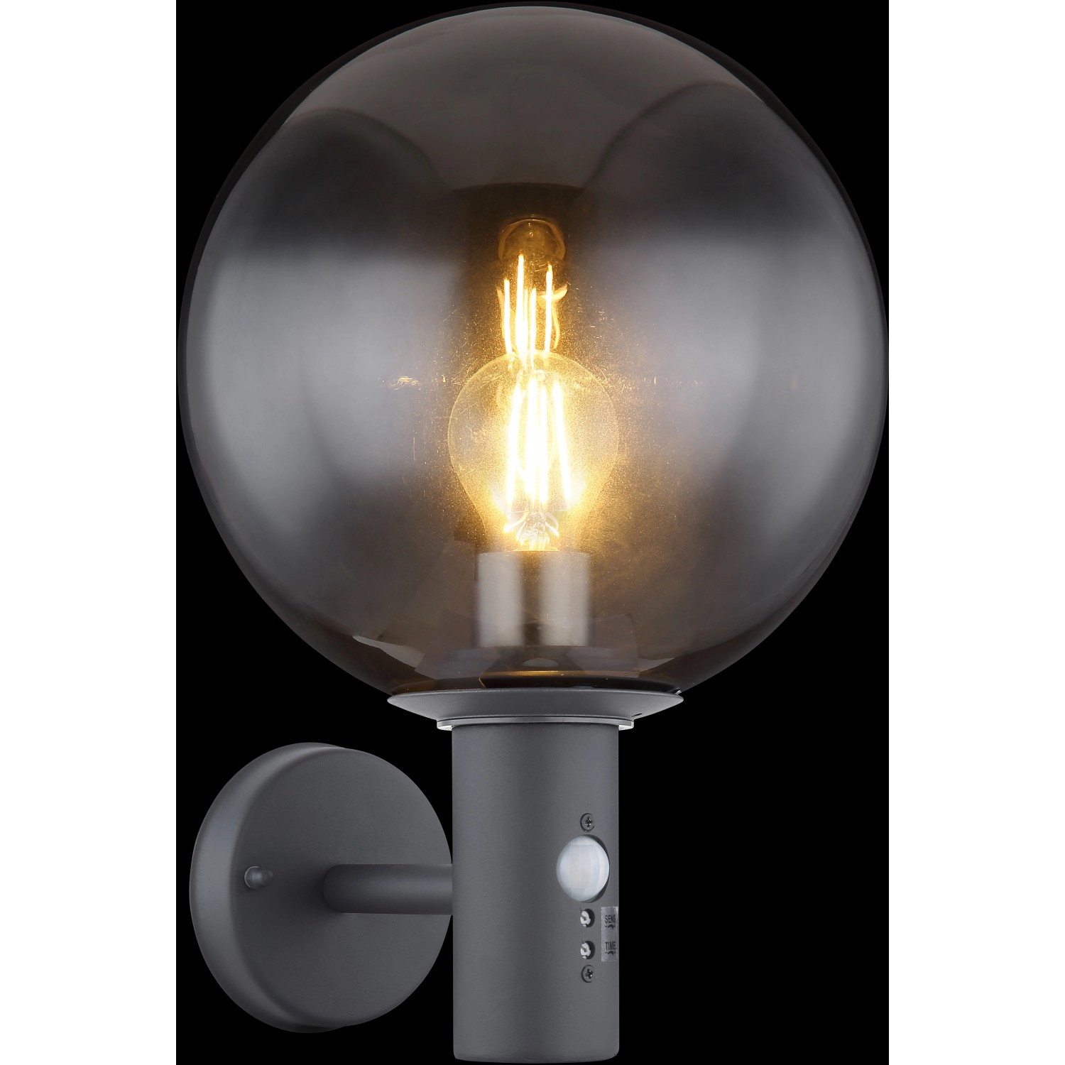Anthrazitfarbene Globo Außenwandleuchte Hedwig mit Rauchglas und Bewegungssensor.
