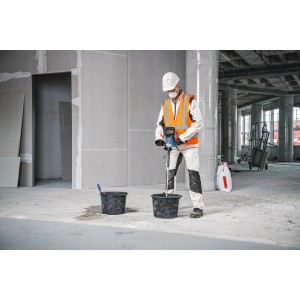 Handwerker mit Bosch Professional Rührwerk GRW 18V-120 beim Anrühren von Material in Eimern.