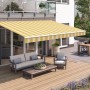 Wismar Gelenkarmmarkise Classic, 300x200 cm, gelb-weiß-grau, spendet Schatten auf Terrasse mit Gartenmöbeln.