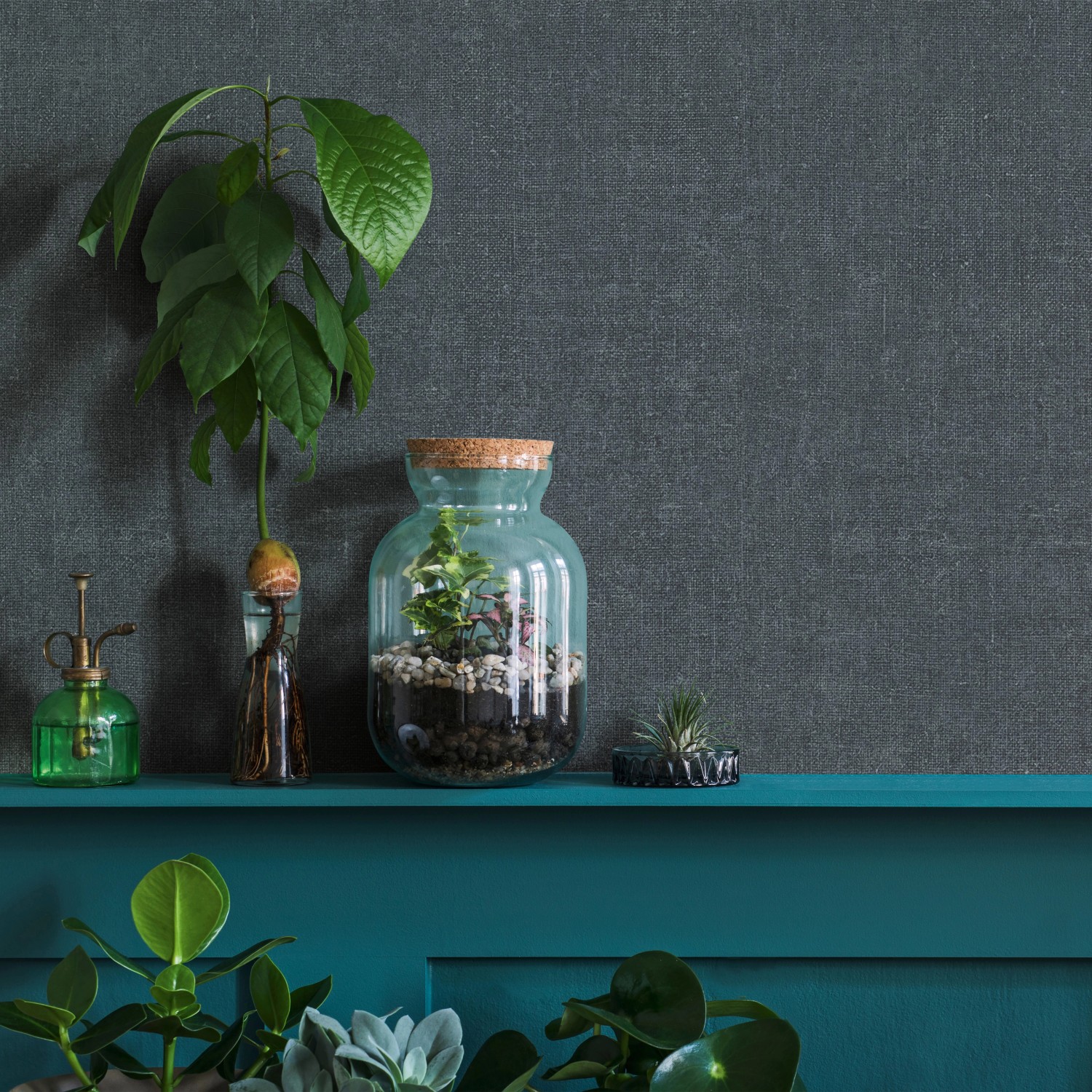 Marburg Vliestapete Uni Textiloptik Anthrazit an Wand mit Deko.