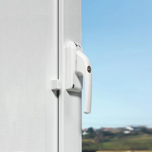 Weißer Abus Alarm-Fenstergriff FG300A am Fensterrahmen. Türschloss mit Alarmfunktion für Einbruchschutz.
