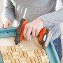 Black+Decker Akku-Heißklebepistole BDCGG12N beim Basteln mit Korken in einem Bilderrahmen.