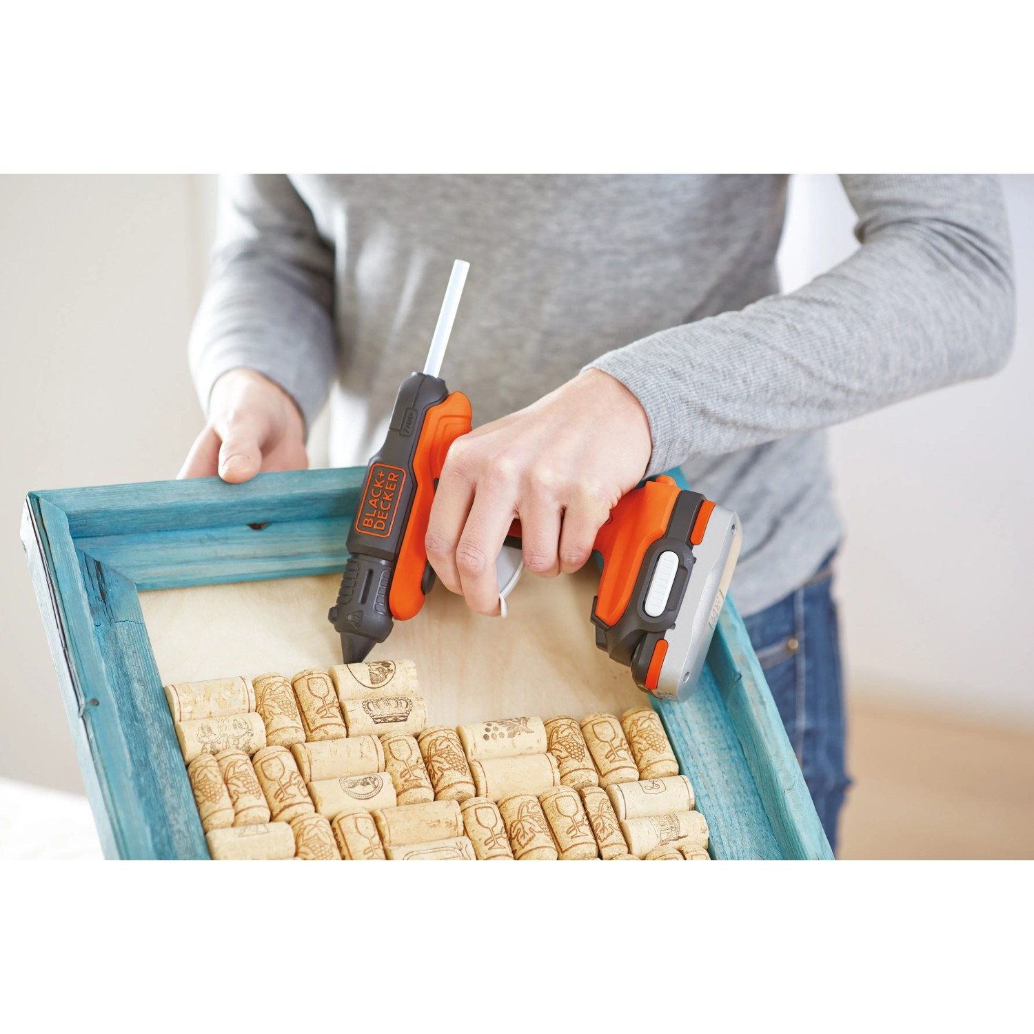 Black+Decker Akku-Heißklebepistole BDCGG12N beim Basteln mit Korken in einem Bilderrahmen.